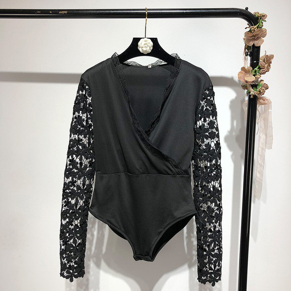 Дамско елегантно боди с дълъг ръкав и дантела в черен цвят и V - образно деколте