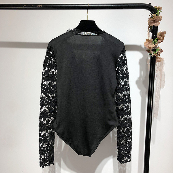 Дамско елегантно боди с дълъг ръкав и дантела в черен цвят и V - образно деколте