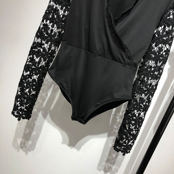 Дамско елегантно боди с дълъг ръкав и дантела в черен цвят и V - образно деколте