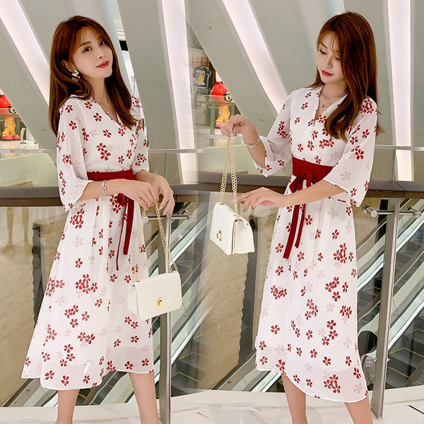 3/4 ujjú női ruha fehér színben, virágmintával