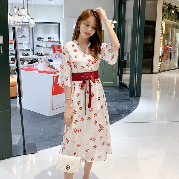 3/4 ujjú női ruha fehér színben, virágmintával