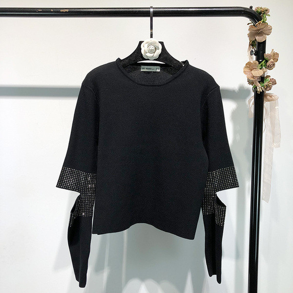 Bluză de damă cu mânecă lungă, cu fantă și pietre de culoare neagră