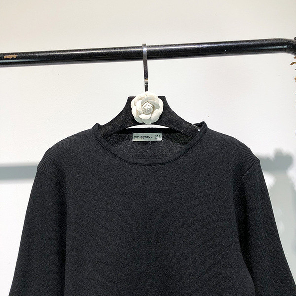 Bluză de damă cu mânecă lungă, cu fantă și pietre de culoare neagră