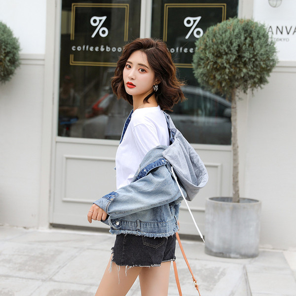 Jachetă de damă din denim cu glugă de culoare albastră