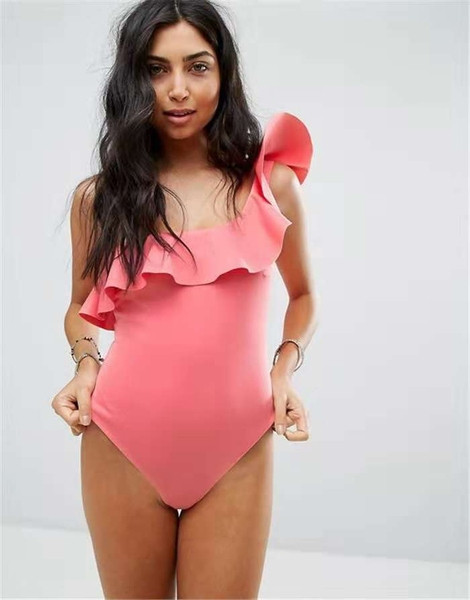 Costum de baie elegant, cu o curea în culorile roz, verde și negru