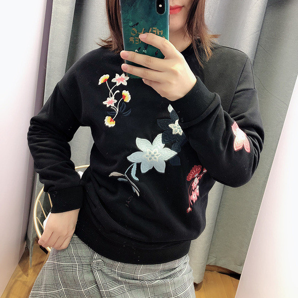 Bluza de dama cu decolteu oval si maneci lungi in doua culori cu broderie