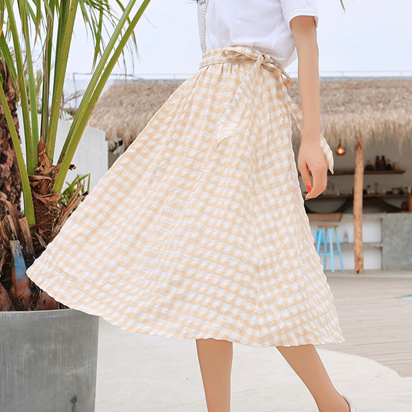 Актуална дамска разкроена карирана пола в два цвята с висока талия