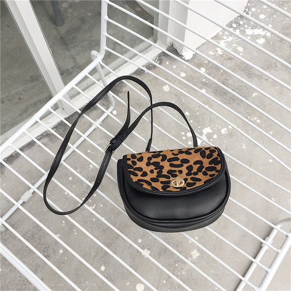 Geanta de dama moderna de culoare neagra