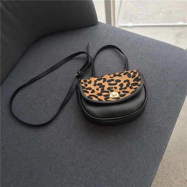 Geanta de dama moderna de culoare neagra