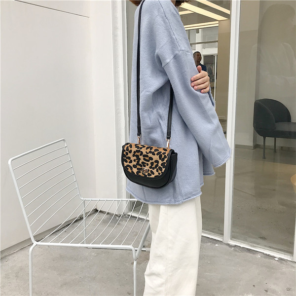 Geanta de dama moderna de culoare neagra