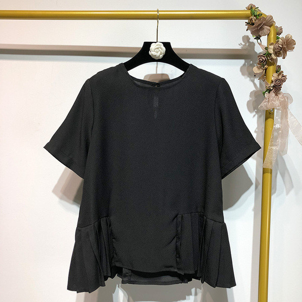 Bluză de damă cu mâneci scurte și pliuri în alb și negru