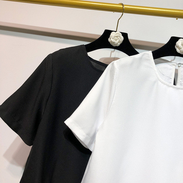 Bluză de damă cu mâneci scurte și pliuri în alb și negru