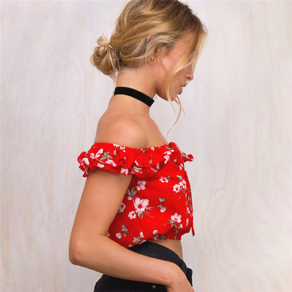 Къс дамски топ с флорален десен в червен цвят
