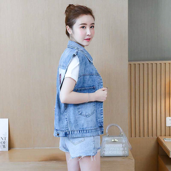 Vesta de dama din denim cu aplicatie colorata pe spate