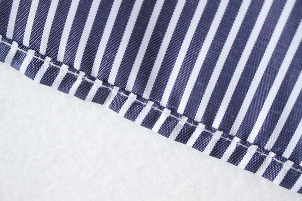 Maieu de damă în dungi, cu bretele largi, cu cravată în talie