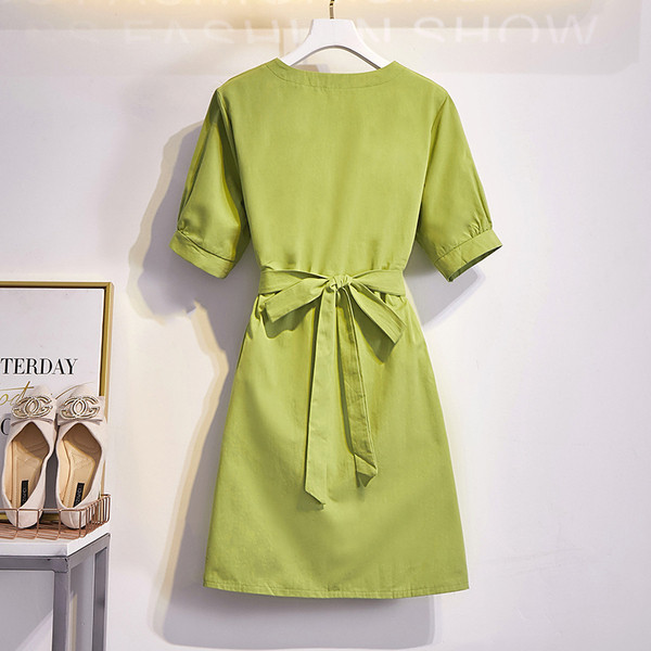 Rochie elegantă de damă, cu decolteu în V și nasturi de culoare verde