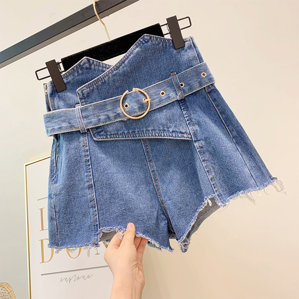 Blugi cu talie înaltă și curea