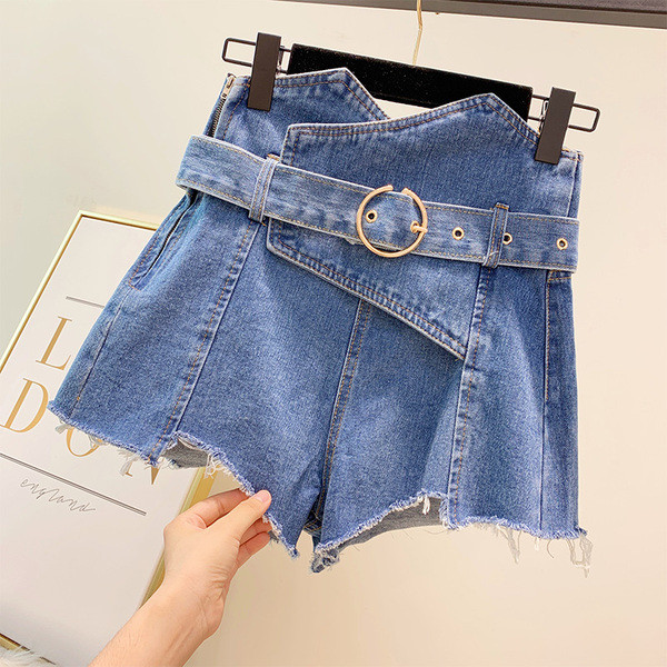 Blugi cu talie înaltă și curea