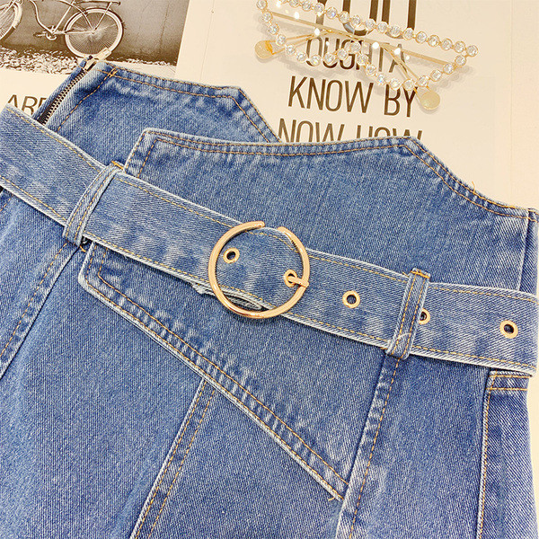 Blugi cu talie înaltă și curea