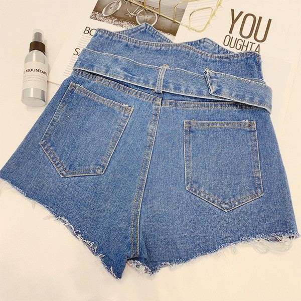 Blugi cu talie înaltă și curea