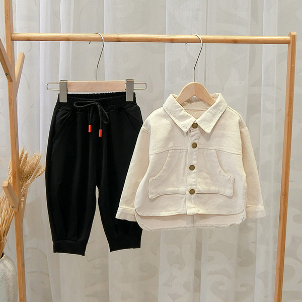 Geaca moderna pentru copii cu nasturi si buzunare in negru si bej