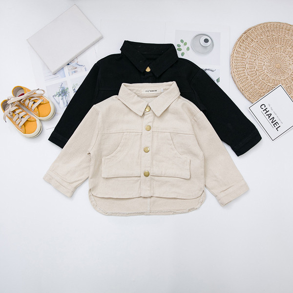 Geaca moderna pentru copii cu nasturi si buzunare in negru si bej