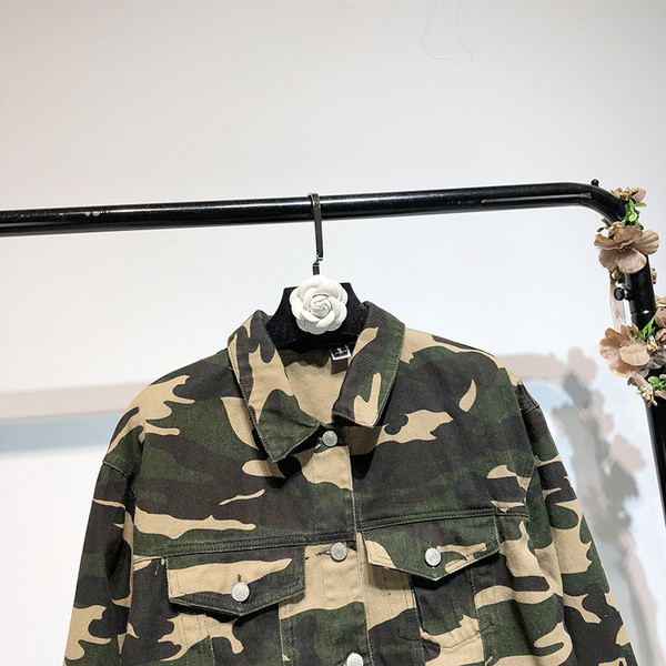 Късо дънково яке с камуфлажен десен