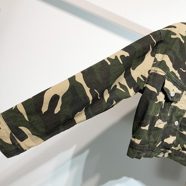 Късо дънково яке с камуфлажен десен