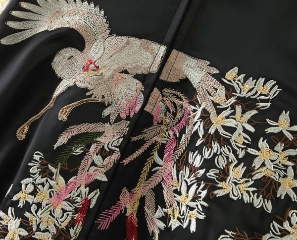 Дамско яке с дълъг ръкав и джобове с бродерия