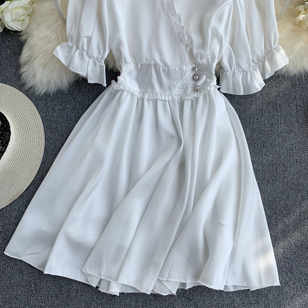 Rochie modernă de damă cu decolteu în V în alb