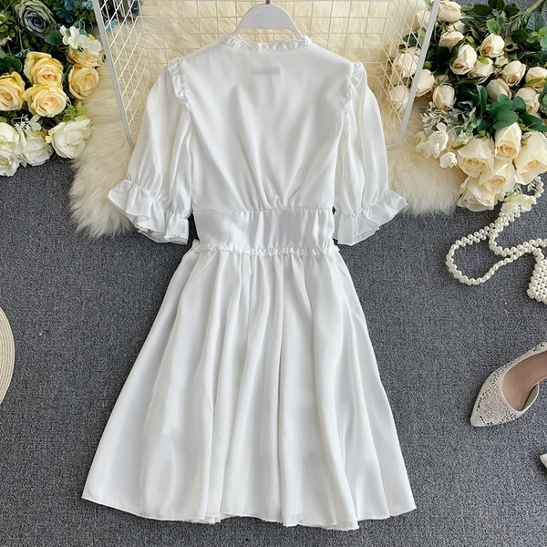 Rochie modernă de damă cu decolteu în V în alb