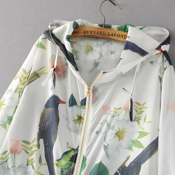 Тънко пролетно-есенно яке с дълъг ръкав и качулка