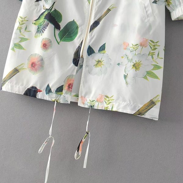 Тънко пролетно-есенно яке с дълъг ръкав и качулка