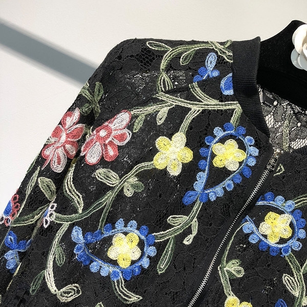 Дамско тънко яке в черен цвят с дантела и бродерия 