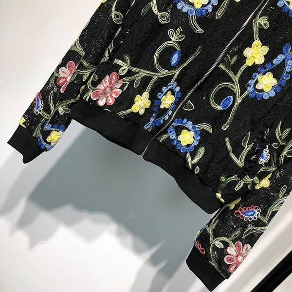 Дамско тънко яке в черен цвят с дантела и бродерия 