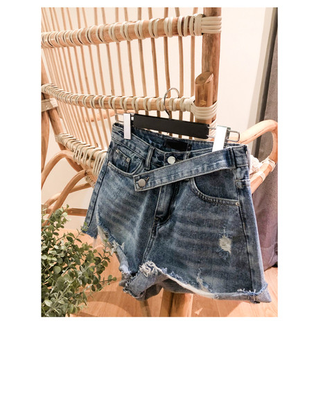 Blugi scurti de dama actuali cu motive rupte in albastru