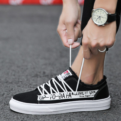 Tenisi de bărbați actuali în trei culori cu inscripții