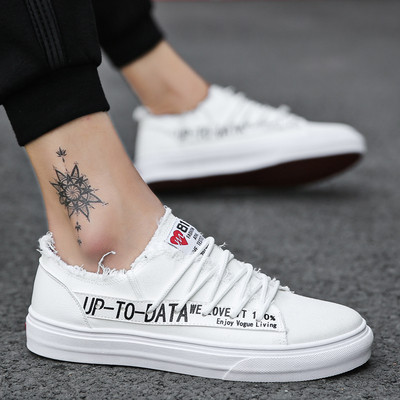 Tenisi de bărbați actuali în trei culori cu inscripții