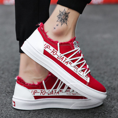 Tenisi de bărbați actuali în trei culori cu inscripții