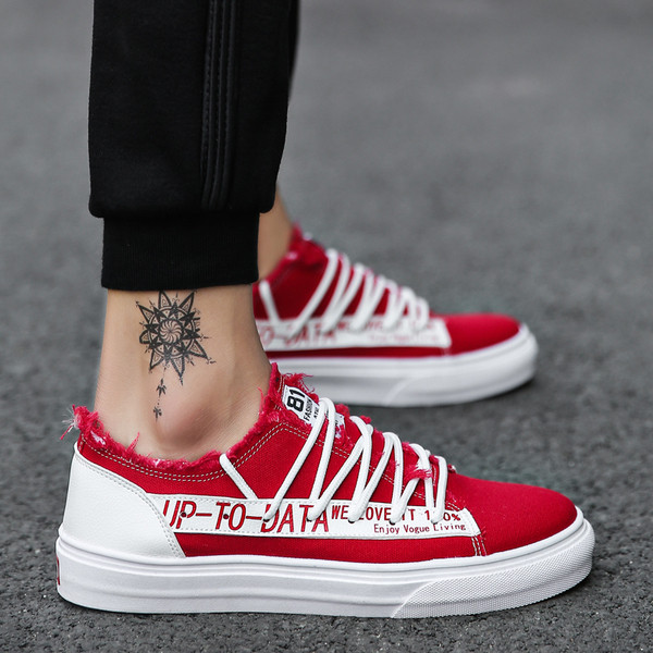 Tenisi de bărbați actuali în trei culori cu inscripții