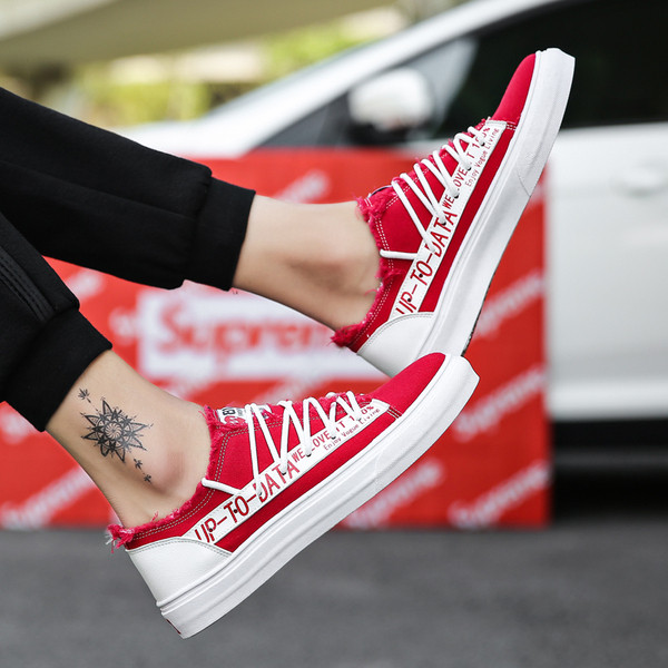 Tenisi de bărbați actuali în trei culori cu inscripții