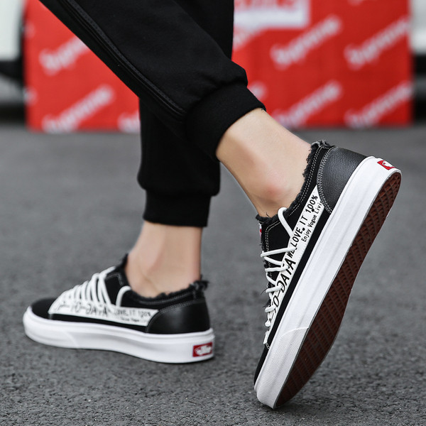 Tenisi de bărbați actuali în trei culori cu inscripții