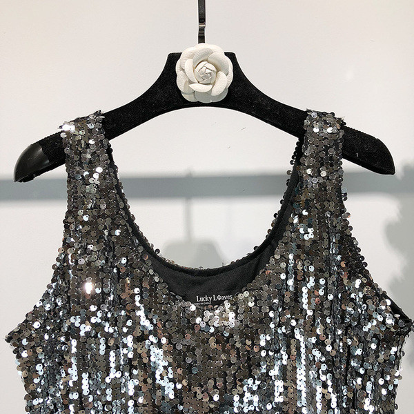 Maieu de dama de culoare argintie cu paiete si bretele late