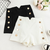 Pantaloni scurți moderni de damă cu nasturi în alb-negru
