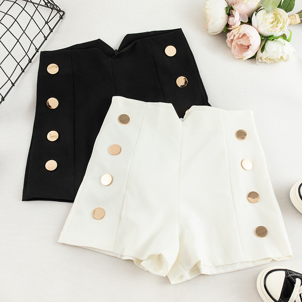 Pantaloni scurți moderni de damă cu nasturi în alb-negru