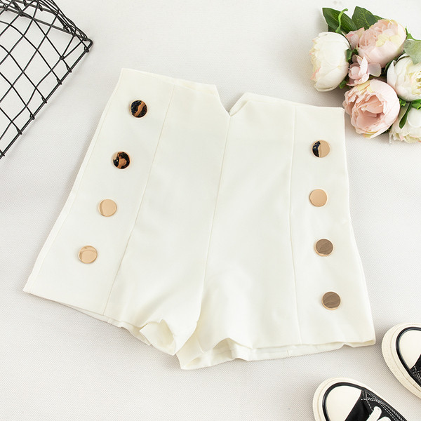 Pantaloni scurți moderni de damă cu nasturi în alb-negru