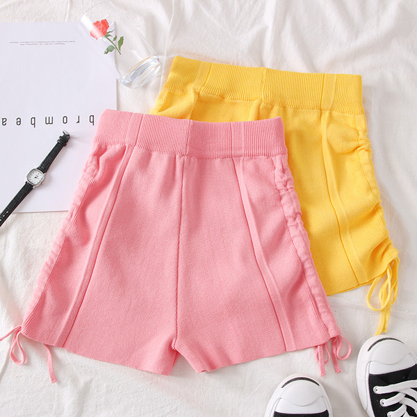 Pantaloni scurți eleganti de damă în galben și roz