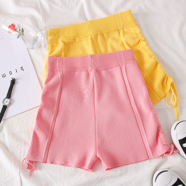 Pantaloni scurți eleganti de damă în galben și roz