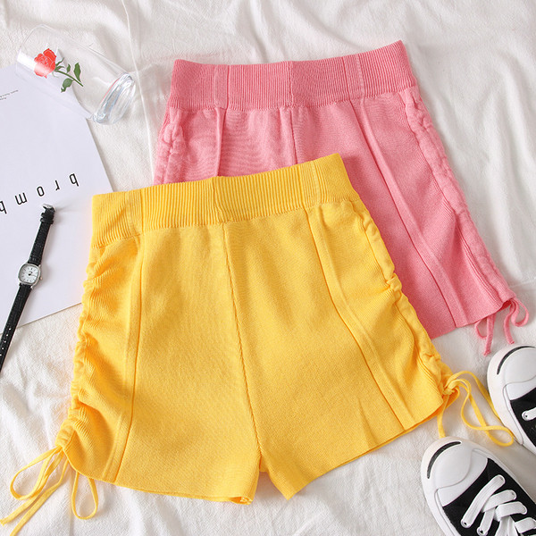 Pantaloni scurți eleganti de damă în galben și roz