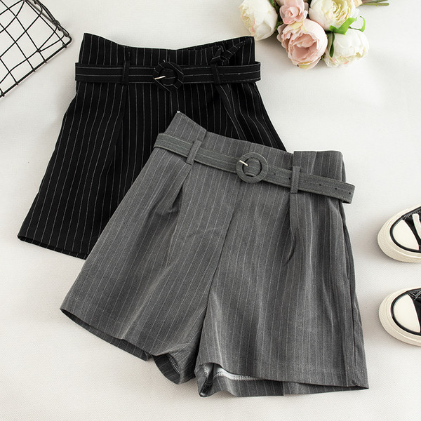 Pantaloni scurti eleganti de dama cu talie inalta si curea in mai multe culori